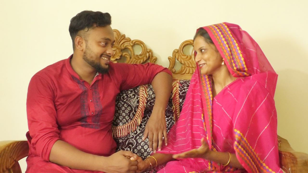 বাংলাদেশে আসা তরুণী স্মৃতি আয়েশা বিন রামাসামি ও ফরহাদ হোসেন। ছবি: কালবেলা