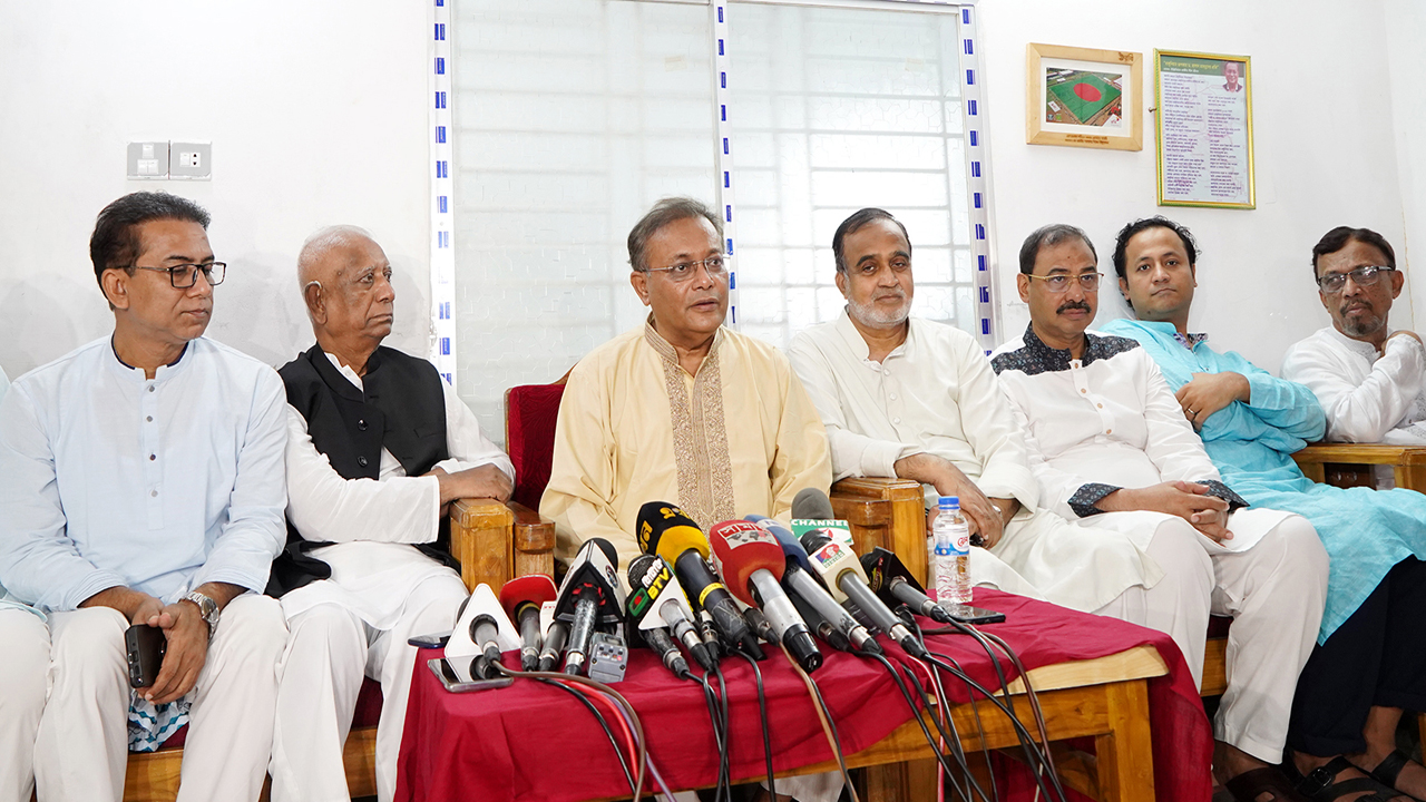 চট্টগ্রামের বাসভবনে ঈদ শুভেচ্ছা বিনিময় অনুষ্ঠানে ড. হাছান মাহমুদ। ছবি: কালবেলা