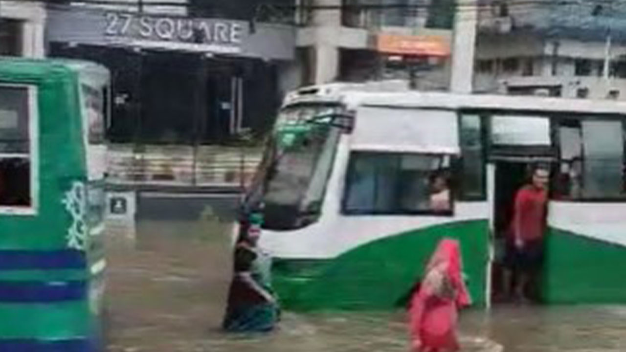 রাজধানীর ধানমন্ডি ২৭ নম্বরে জলাবদ্ধ পানি পার হয়ে যাচ্ছে পরিবহন। ছবি : কালবেলা