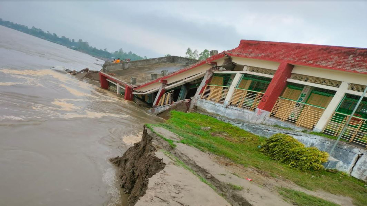 নদী ভাঙনে সিরাজগঞ্জের চৌহালী উপজেলার শতাধিক বাড়িঘর নদীগর্ভে বিলীন। ছবি: কালবেলা