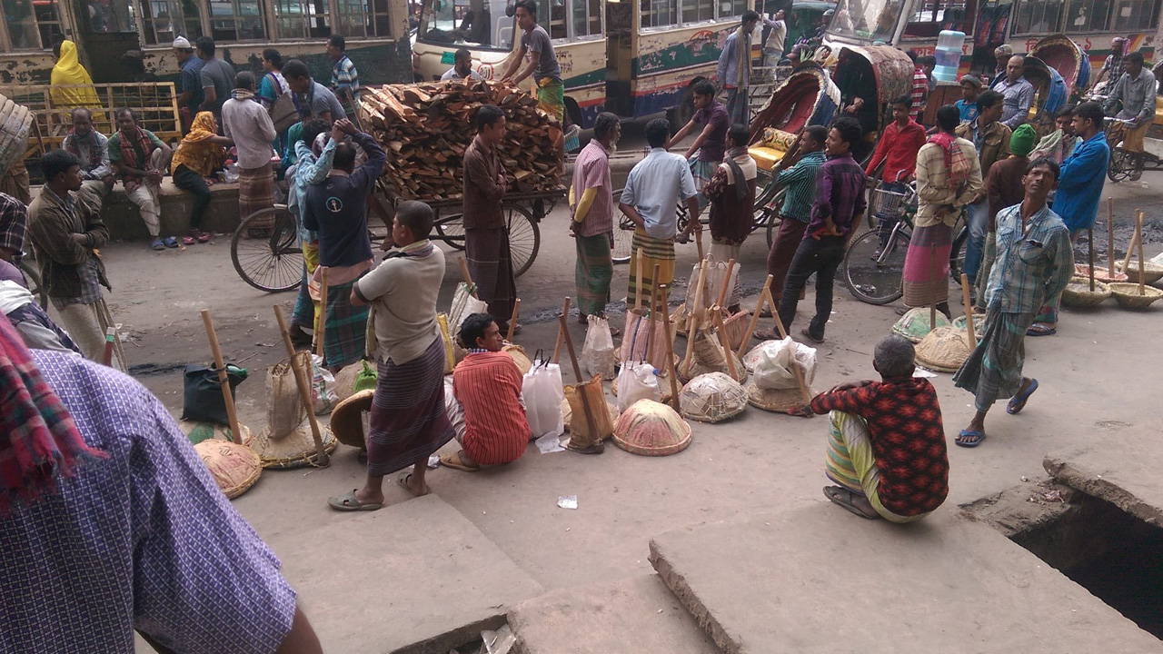 কাজের আশায় অপেক্ষারত শ্রমিক। ছবি : কালবেলা