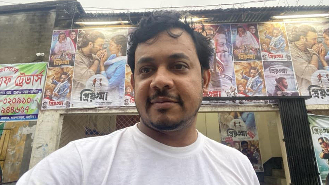 নাটোরের গুরুদাসপুরে সিনেমা হলের সামনে রনি। ছবি ফেসবুক থেকে নেওয়া