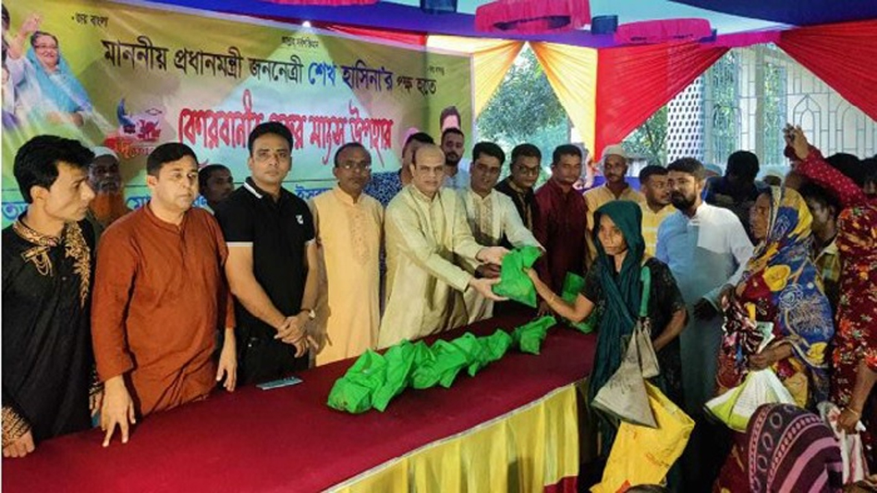 প্রধানমন্ত্রীর নির্দেশনা অনুযায়ী কোরবানির মাংস স্থানীয় দরিদ্র মানুষের মাঝে বিতরণ করা হয়। ছবি: সংগৃহীত