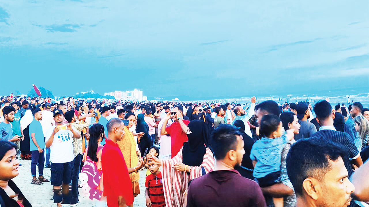 ঈদের ছুটিতে কক্সবাজার সৈকতে পর্যটকদের ভিড়। ছবি : কালবেলা
