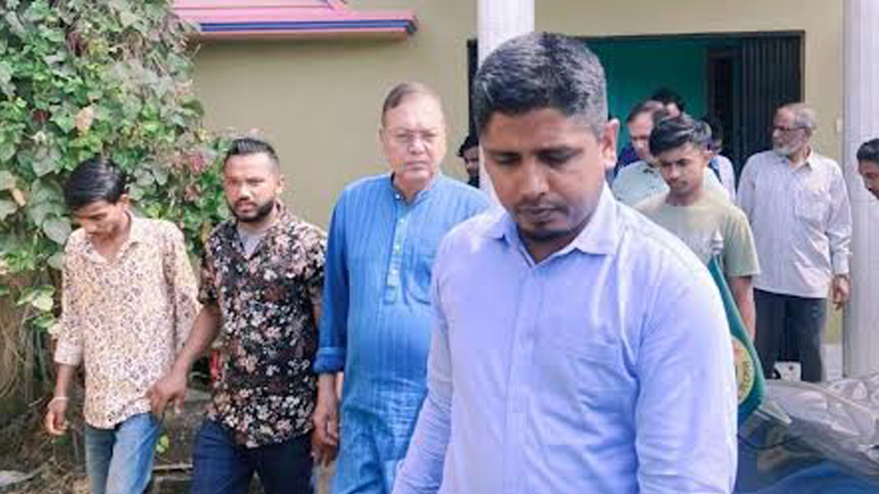 এএসআই মোহাম্মদ গোলাম কিবরিয়া (সামনে)। ছবি : কালবেলা