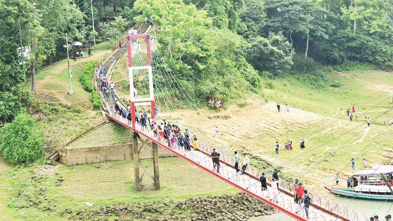 ঈদের তৃতীয় দিনেও পর্যটক এসেছেন রাঙামাটিতে। ছবি : কালবেলা