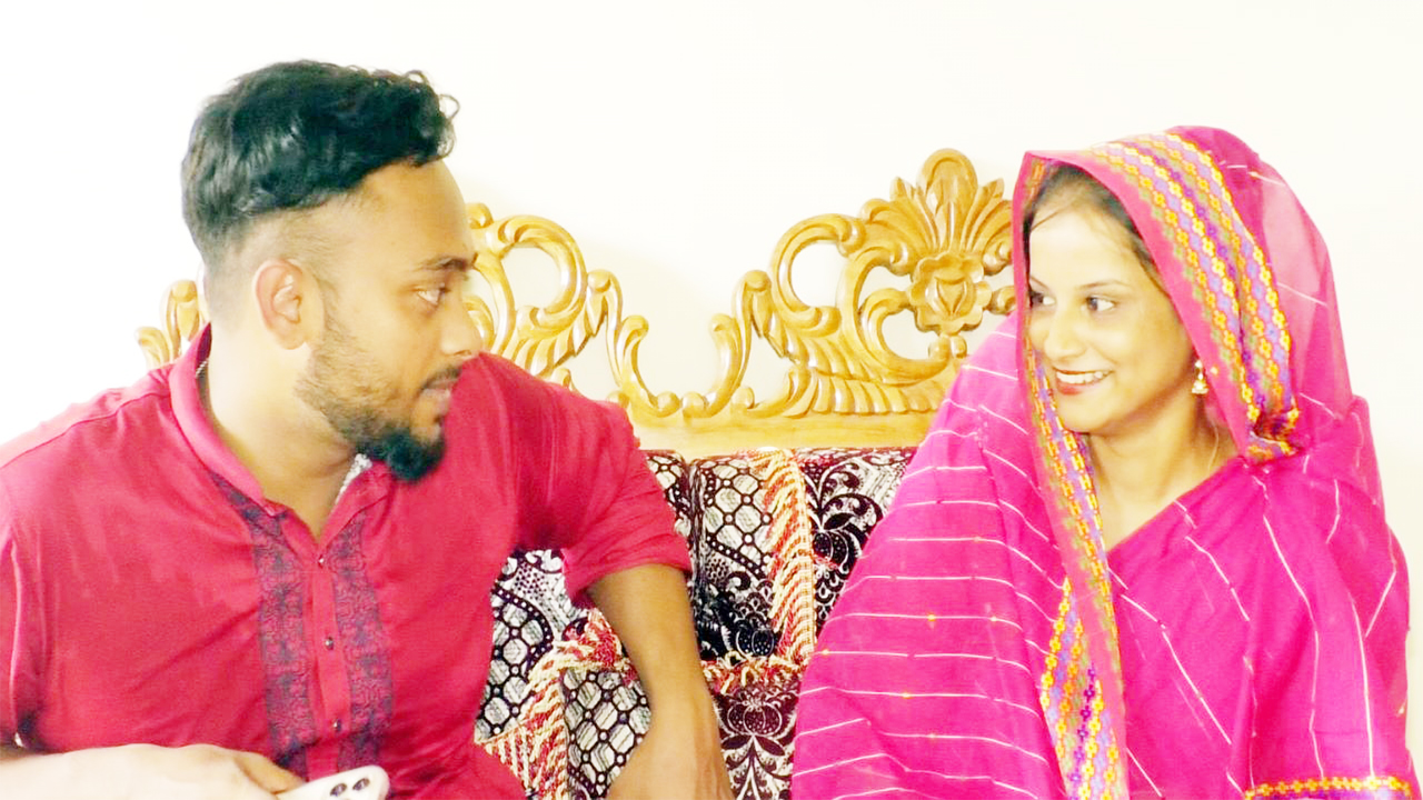 নোয়াখালীর বেগমগঞ্জের বাড়িতে মালয়েশীয় স্ত্রী আয়েশা বিন রামাসামির সঙ্গে ফরহাদ হোসেন। ছবি : কালবেলা