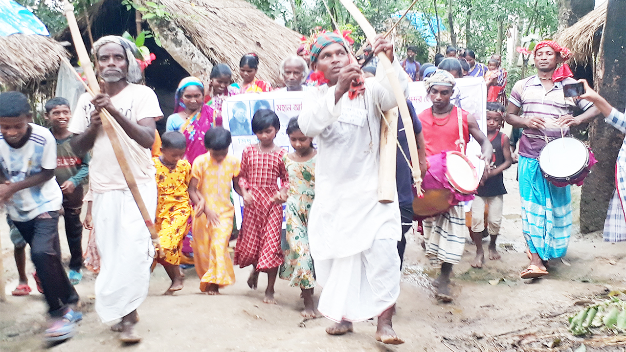 চাঁপাইনবাবগঞ্জের গোমস্তাপুরে শুক্রবার সাঁওতাল বিদ্রোহ দিবসের ১৬৮তম বার্ষিকী নানা আয়োজনে পালিত হয়। ছবি : কালবেলা