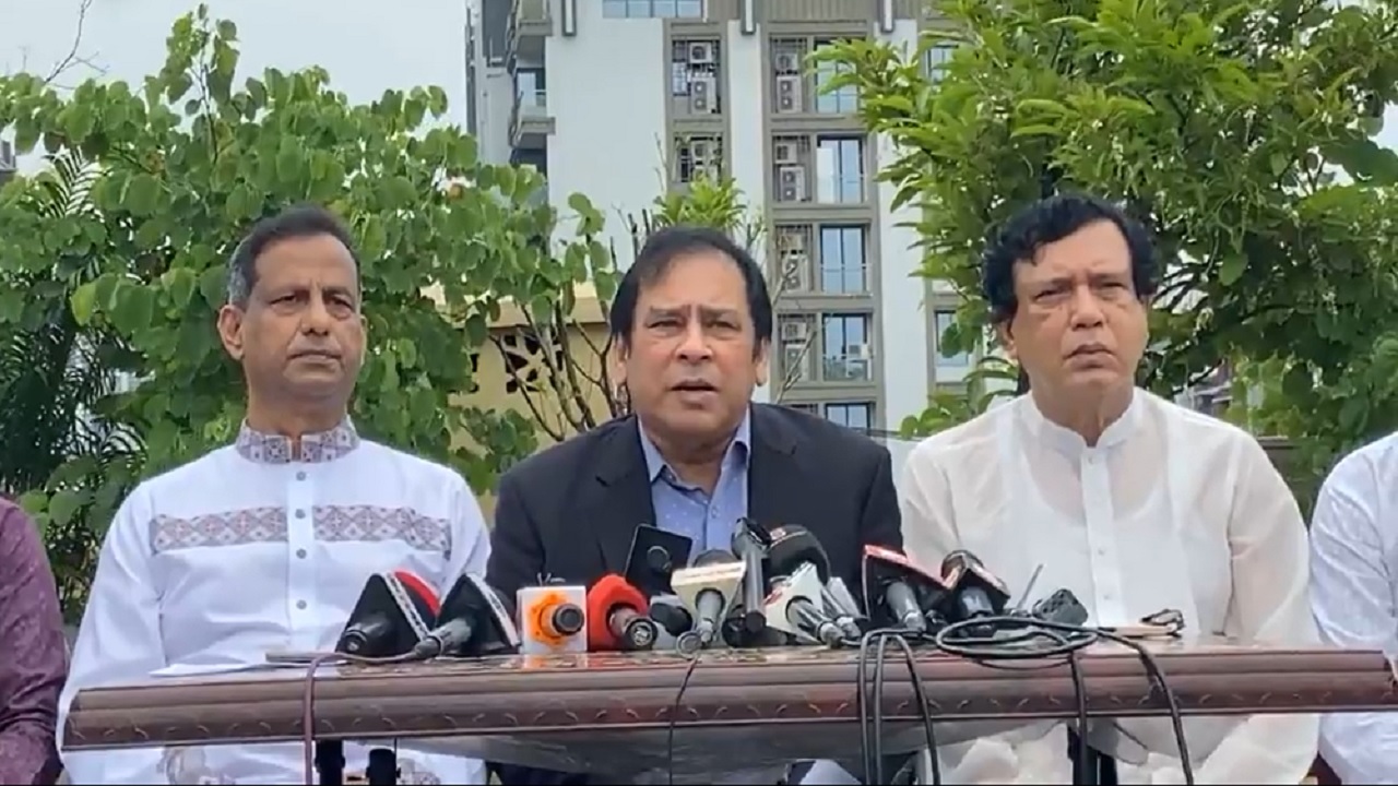 সাংবাদিকদের সঙ্গে কথা বলছেন গণঅধিকার পরিষদের আহ্বায়ক ড. রেজা কিবরিয়া। ছবি: কালবেলা