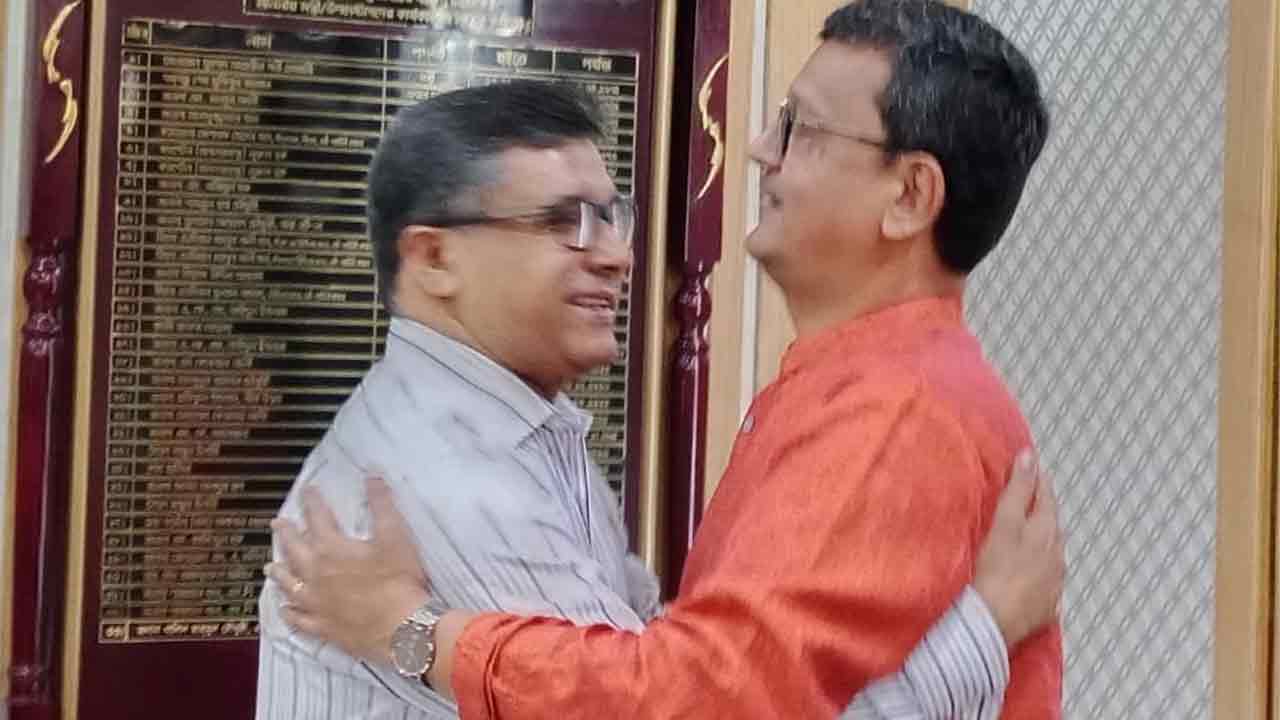 নৌপরিবহন মন্ত্রণালয়ের সভাকক্ষে কর্মীদের সঙ্গে রোববার ঈদের শুভেচ্ছা বিনিময় করেন নৌপরিবহন প্রতিমন্ত্রী খালিদ মাহমুদ চৌধুরী। ছবি : কালবেলা