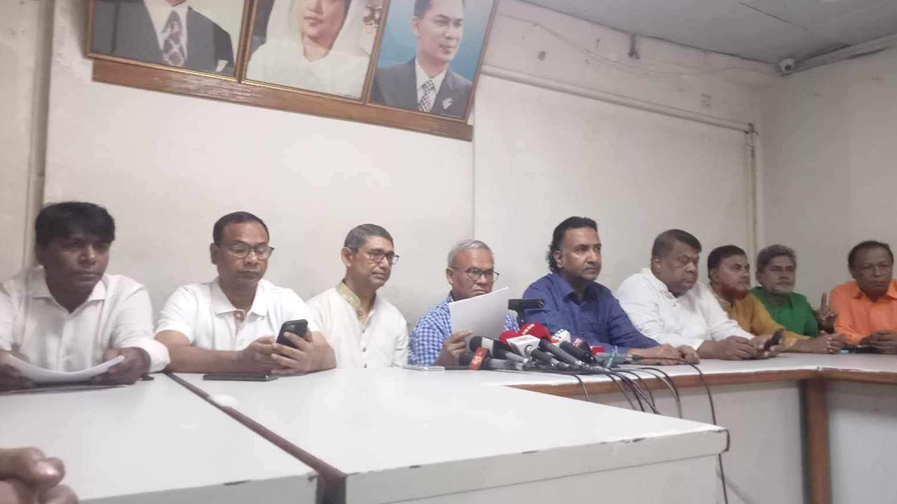 নয়াপল্টনে বিএনপির কেন্দ্রীয় কার্যালয়ে এক সংবাদ সম্মেলনে রুহুল কবির রিজভী। ছবি : কালবেলা