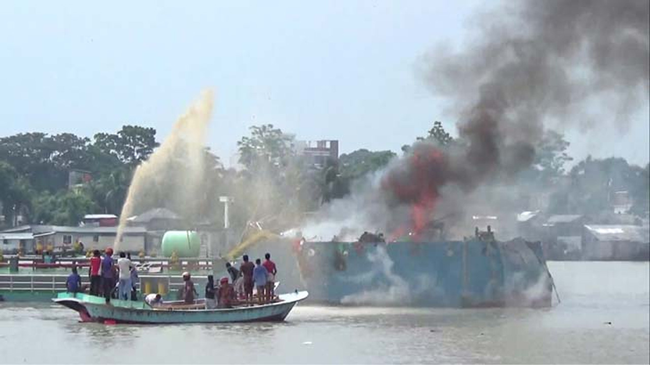 সুগন্ধা নদীতে তেলবাহী জাহাজ এমভি সাগর নন্দিনী-২। ছবি : সংগৃহীত