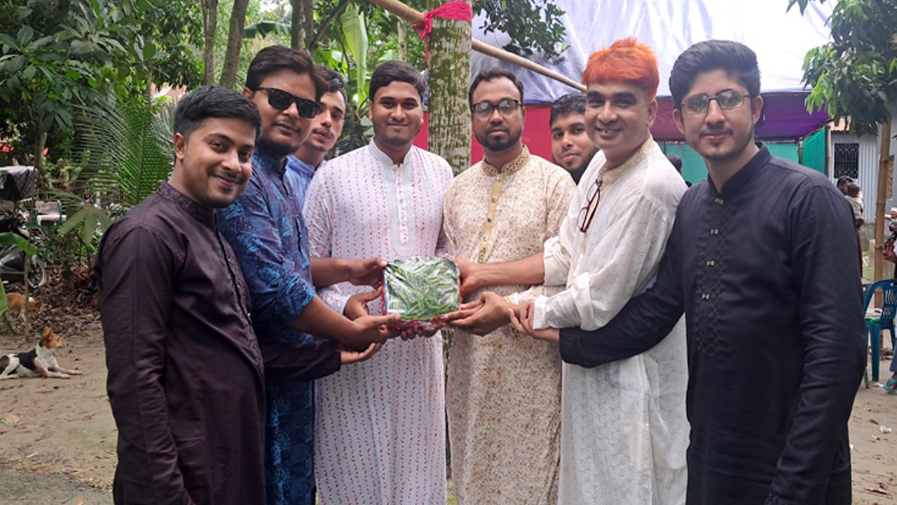বন্ধুর বৌভাতে উপহার হিসেবে কাঁচামরিচ। ছবি : কালবেলা