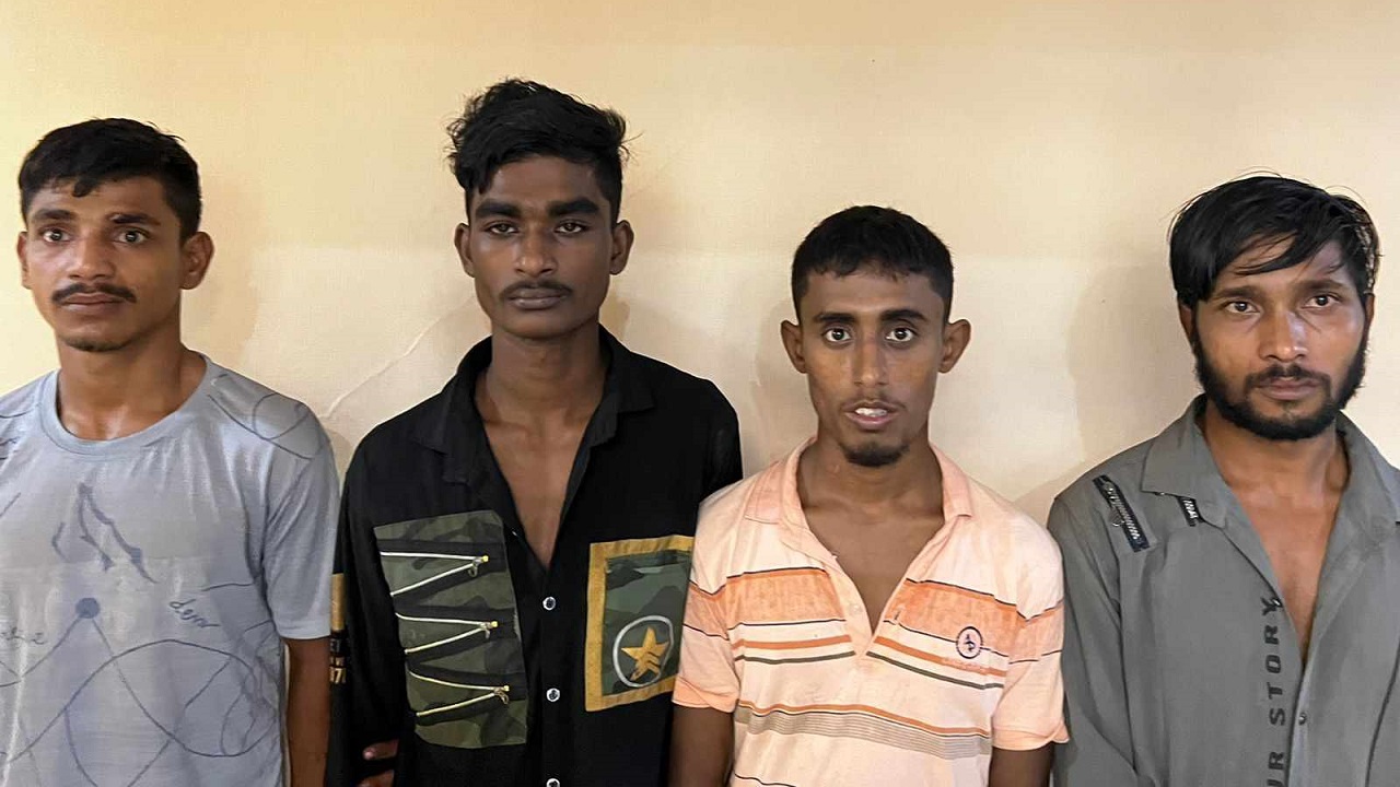 ছিনতাইয়ের সময় আটক ধাক্কা পার্টির চার সদস্য। ছবি: কালবেলা
