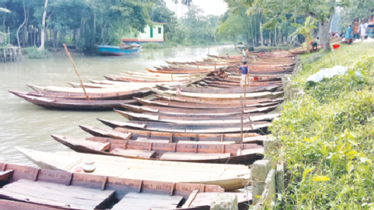 পিরোজপুরের স্বরূপকাঠি উপজেলার আটঘর-কুড়িয়ানার ঐতিহ্যবাহী ভাসমান নৌকার হাট। ছবি: কালবেলা