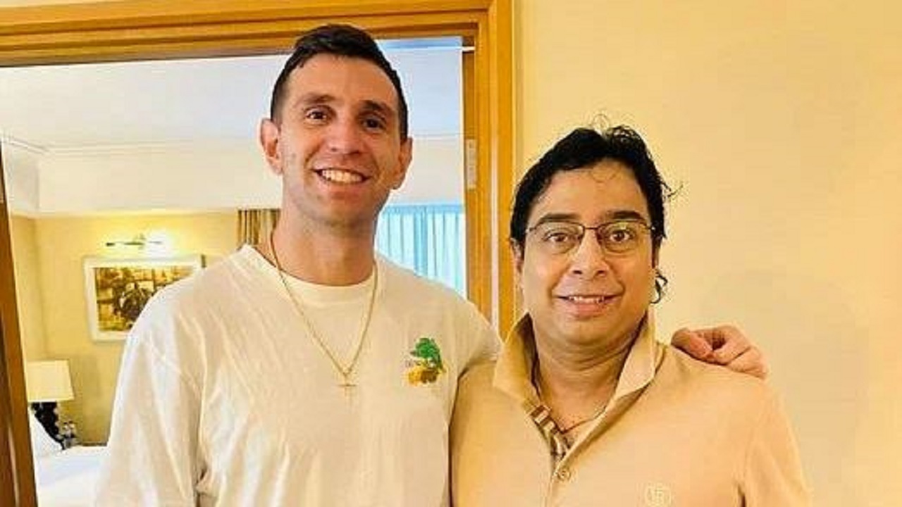 সোমবার সকালে ঢাকায় পৌঁছেছেন এমিলিয়ানো মার্তিনেজ। ছবি: শতদ্রু দত্তের ফেসবুক অ্যাকাউন্ট থেকে নেওয়া