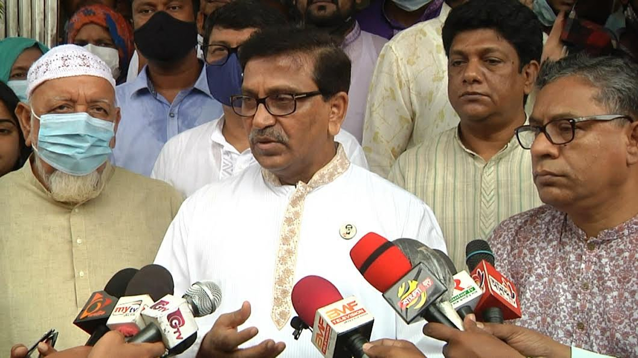 সাংবাদিকদের সঙ্গে কথা বলছেন বাংলাদেশ আওয়ামী লীগের যুগ্ম সাধারণ সম্পাদক মাহবুবউল আলম হানিফ। ছবি: সংগৃহীত