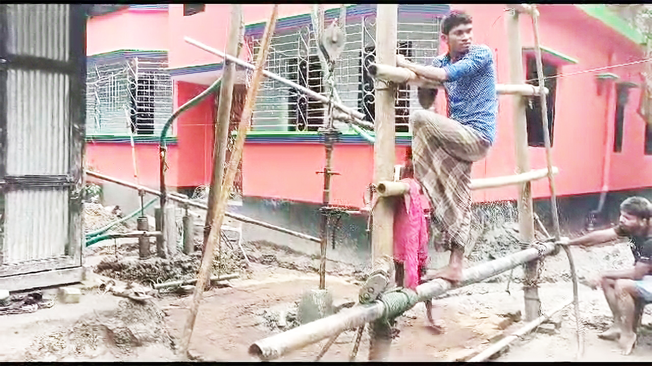 রায়শ্রী উত্তর ইউনিয়নে উল্লাশ্বর গ্রামের পশ্চিমপাড়া আব্দুল হাই মেম্বারের বাড়িতে আর্সেনিকমুক্ত টিউবওয়েল থাকার পরও বসানো হচ্ছে আরেকটি। ছবি : কালবেলা