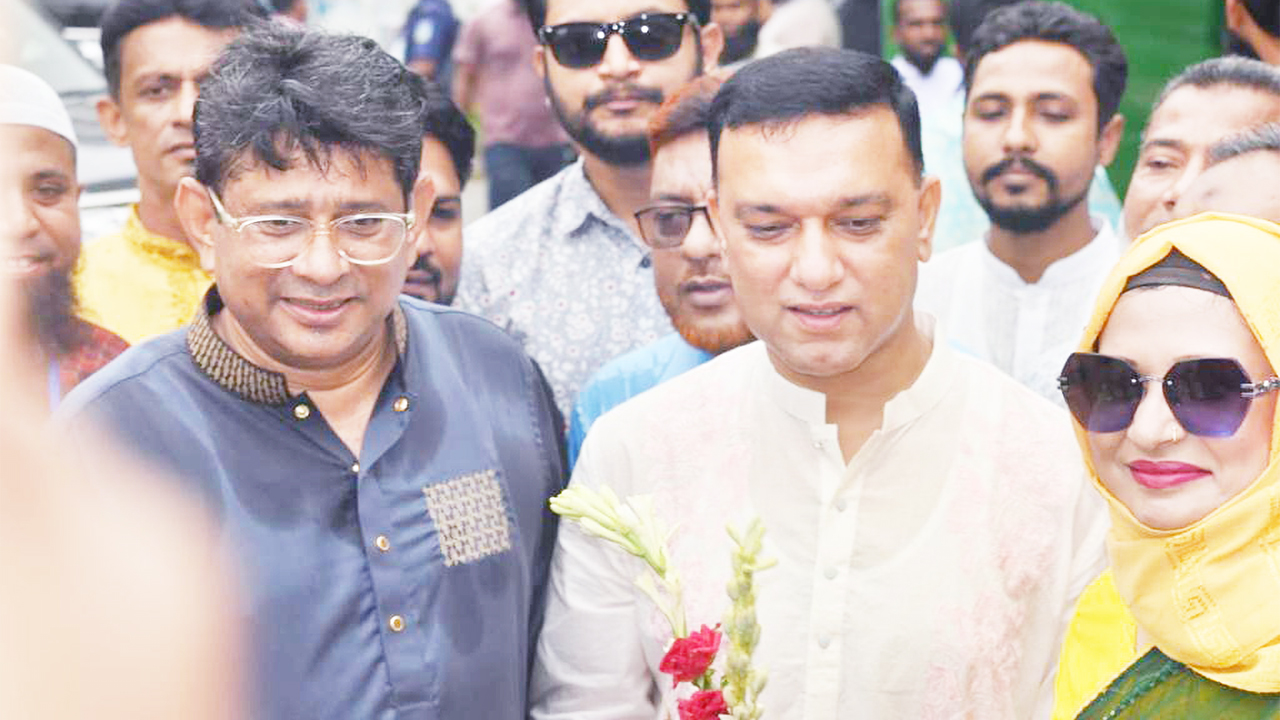 ময়মনসিংহ নগরীর সার্কিট হাউস সংলগ্ন জিমনেসিয়ামে রোববার ঈদ পুনর্মিলনী অনুষ্ঠানে স্বেচ্ছাসেবক লীগের কেন্দ্রীয় কমিটির সাধারণ সম্পাদক আফজালুর রহমান বাবু (বাঁয়ে) ও সিটি মেয়র ইকরামুল হক টিটু। ছবি : কালবেলা