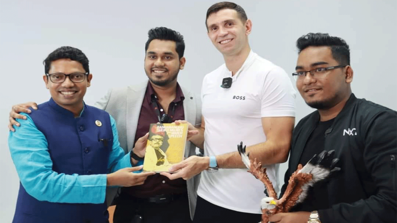 এমিলিয়ানো মার্টিনেজকে বঙ্গবন্ধুর বই ও বাজপাখি উপহার। ছবি : সংগৃহীত