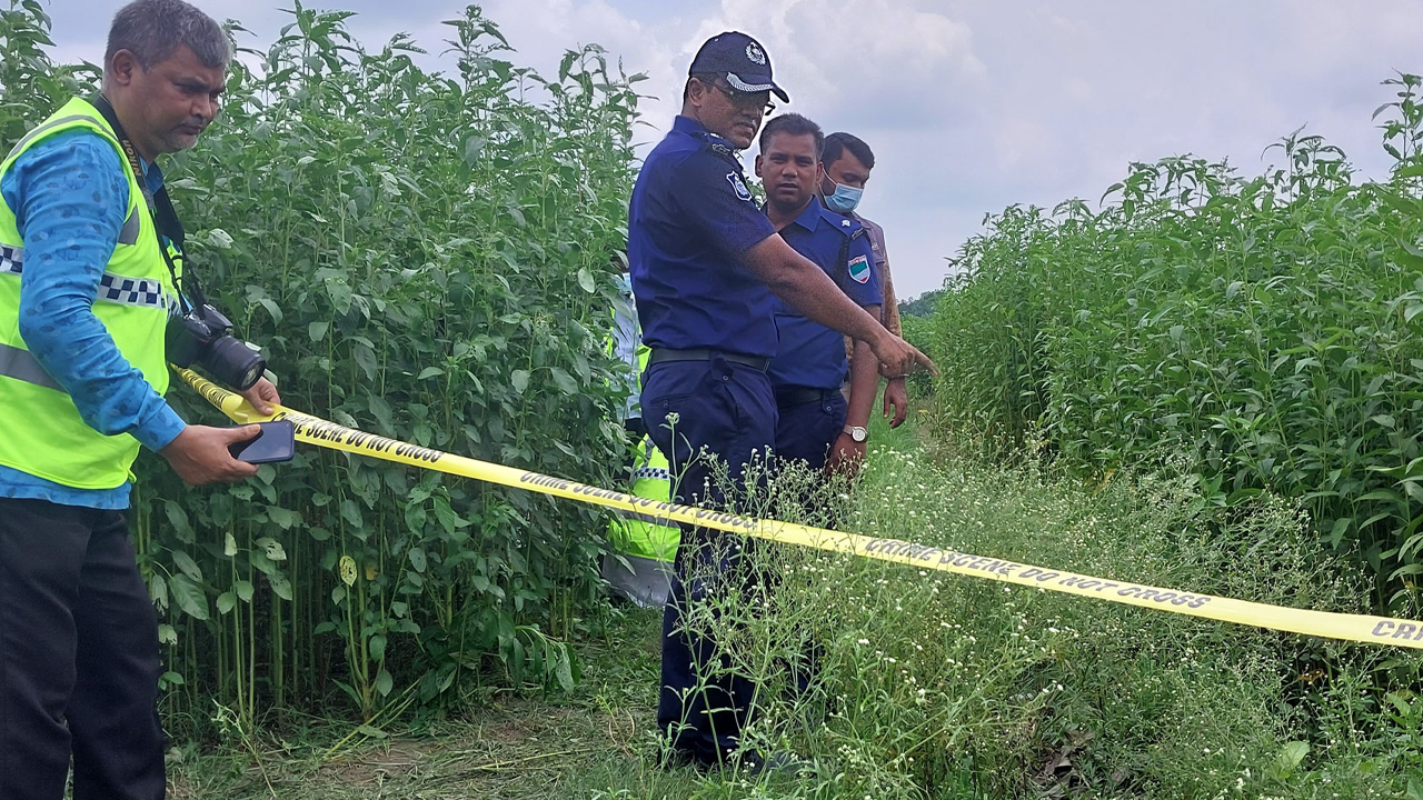 ঝিনাইদহে পাটক্ষেত থেকে অজ্ঞাত যুবকের গলাকাটা লাশ উদ্ধার করেছে পুলিশ।