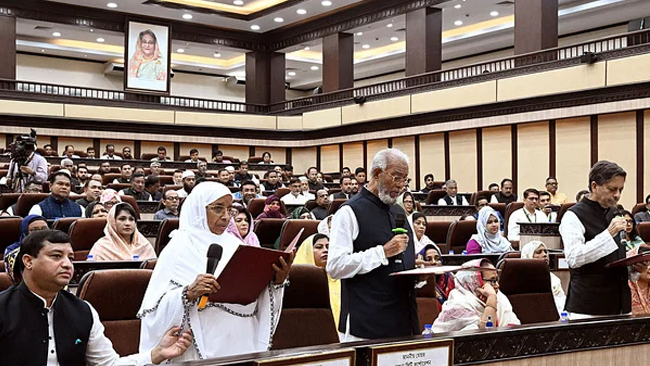গাজীপুর সিটি করপোরেশনের নবনির্বাচিত মেয়র জায়েদা খাতুনের শপথ নেওয়ার সময় তার পাশে বসেছিলেন ছেলে জাহাঙ্গীর আলম। ছবি : সংগৃহীত