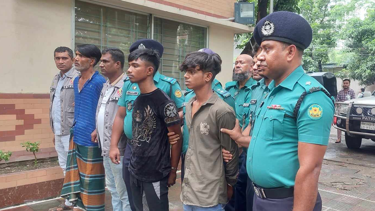 গ্রেপ্তার তিন ছিনতাইকারী। ছবি : কালবেলা