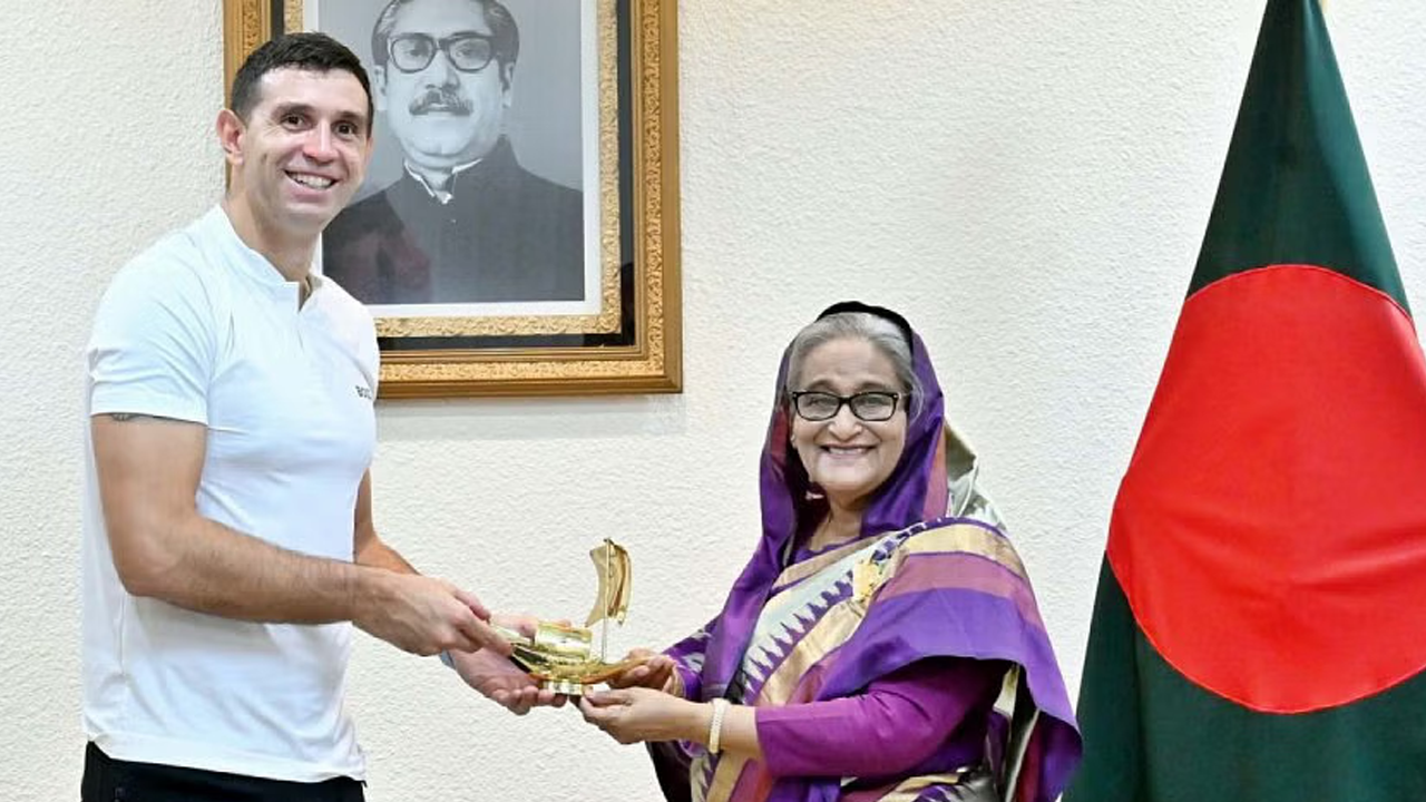 প্রধানমন্ত্রী শেখ হাসিনার সঙ্গে সৌজন্য সাক্ষাৎ করেছেন আর্জেন্টিনা দলের গোলরক্ষক এমিলিয়ানো মার্টিনেজ। ছবি : সংগৃহীত