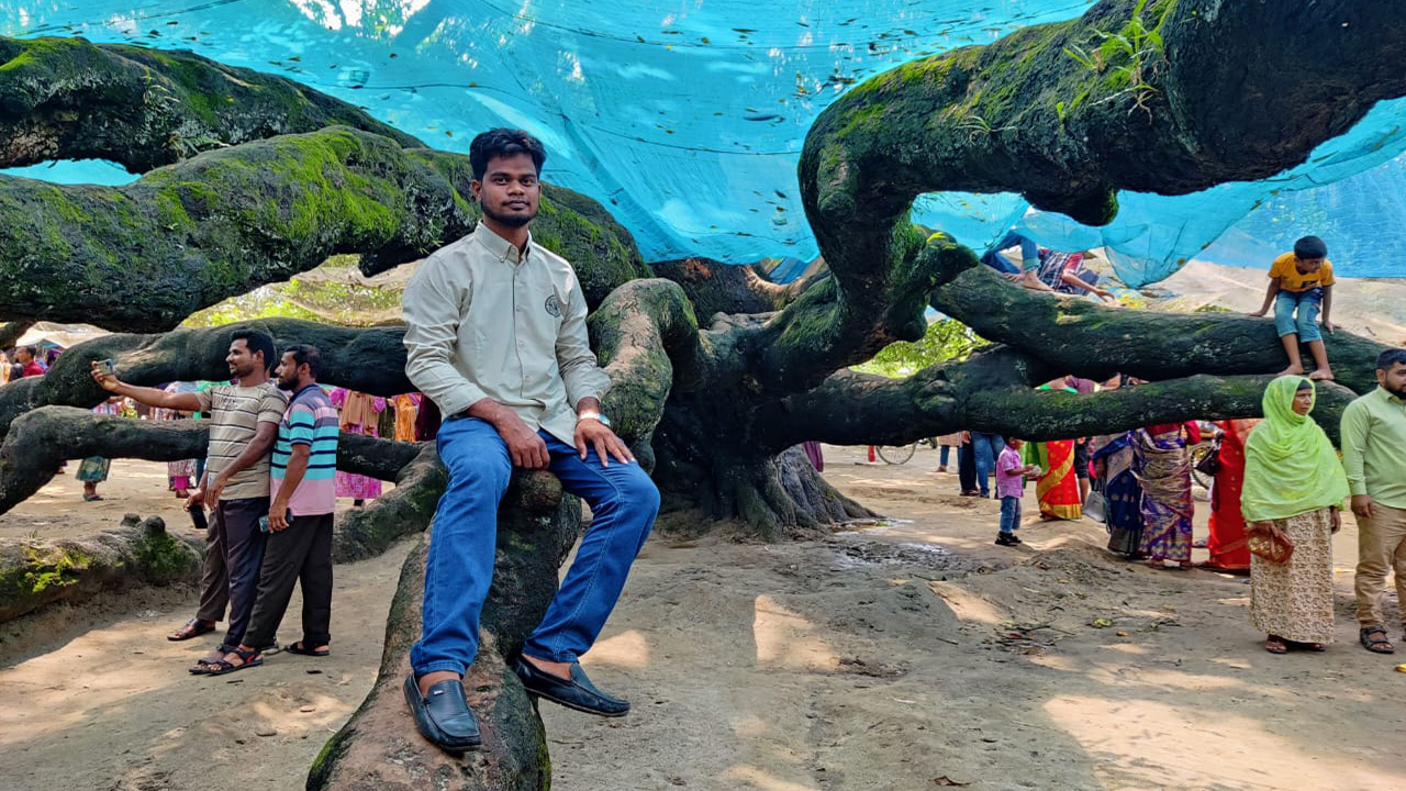 আমগাছটি দেখতে ভিড় জমিয়েছেন দর্শনার্থীরা। ছবি : কালবেলা