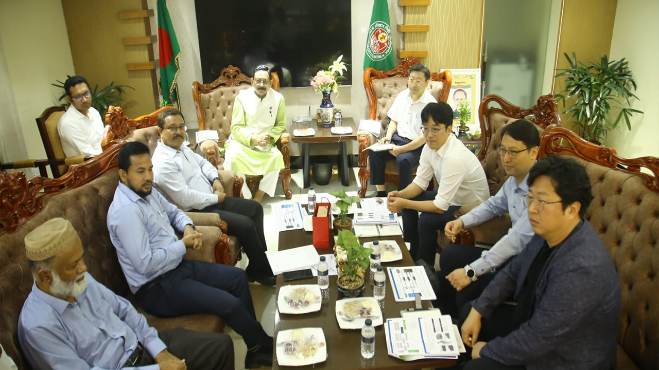 বিজ্ঞানভিত্তিক বর্জ্য ব্যবস্থাপনা নিয়ে দক্ষিণ কোরিয়ার প্রতিনিধি দলের সঙ্গে বৈঠকে চসিকের কর্মকর্তারা। ছবি : কালবেলা