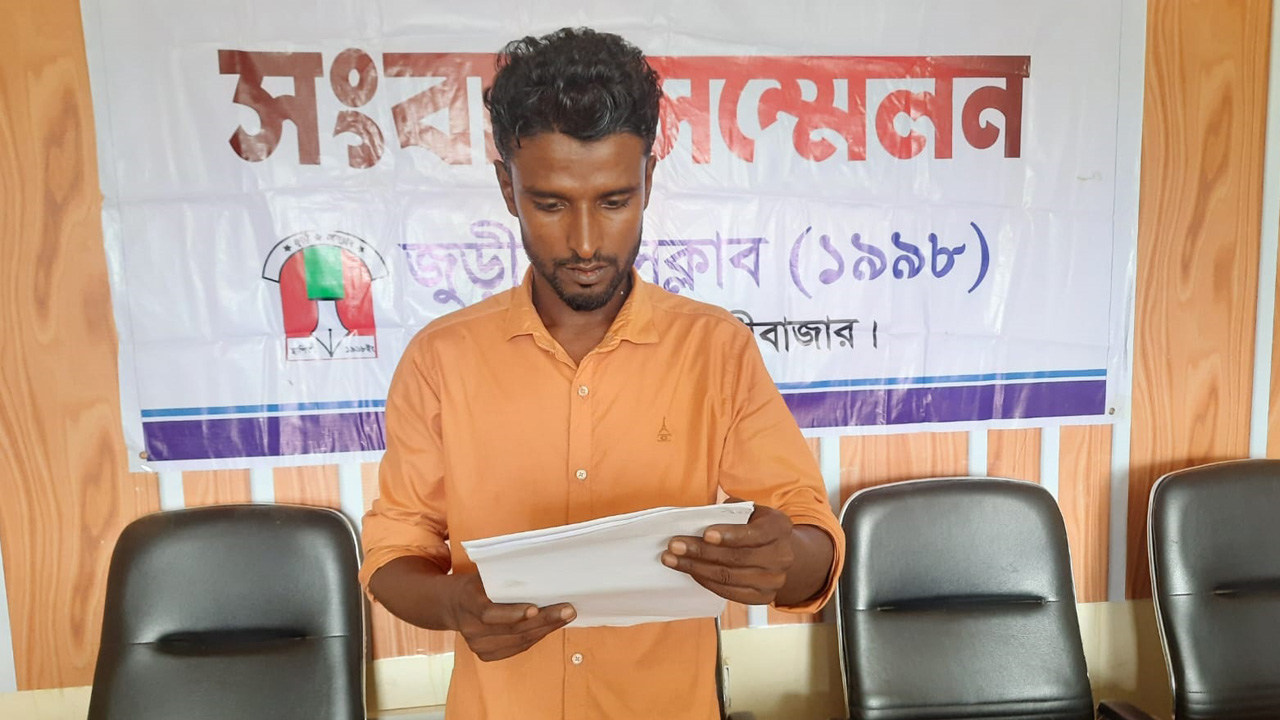 সংবাদ সম্মেলনে লিখিত বক্তব্য দেন আফতাব। ছবি: কালবেলা