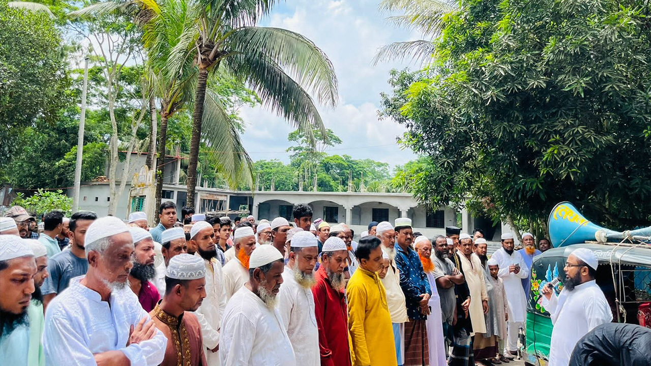নোয়াখালীতে নিহতের নিজ বাড়িতে জানাজায় মুসল্লিরা। ছবি : কালবেলা