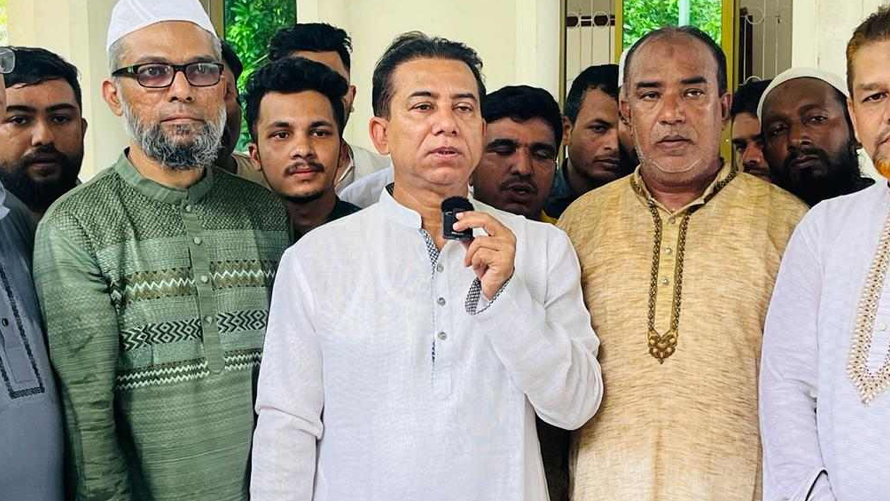 ঈদের শুভেচ্ছা বিনিময়কালে বক্তব্য দেন আমিনুল ইসলাম আমিন। ছবি: কালবেলা