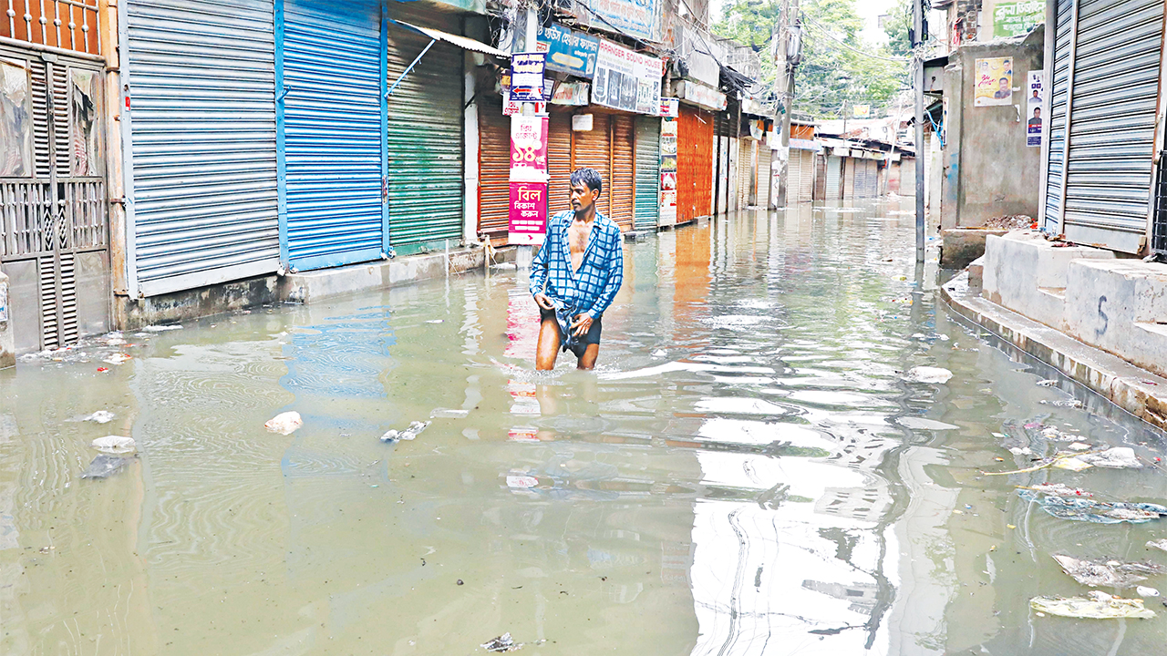 এক-দেড় ঘণ্টার বৃষ্টিতেই ঢাকার রাস্তা থইথই