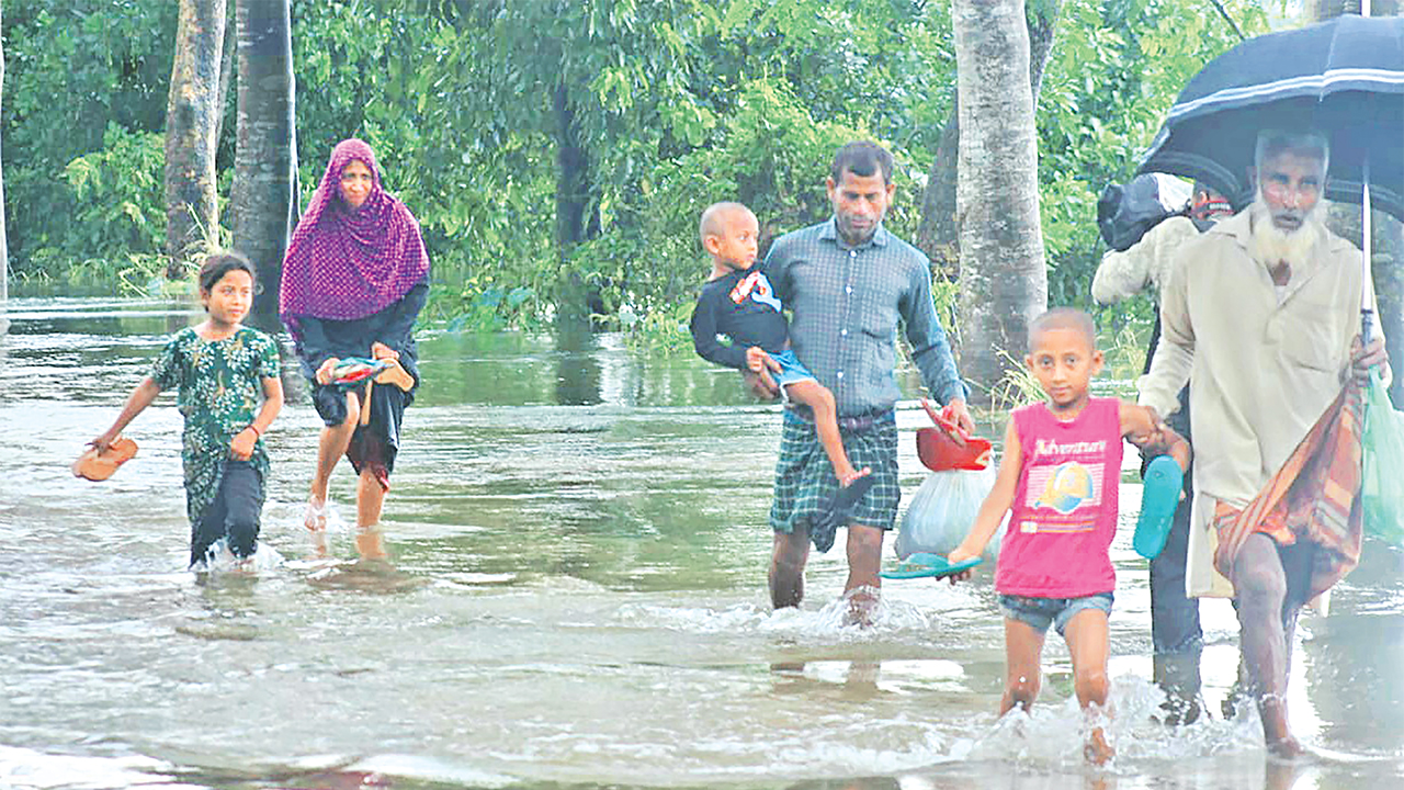 পাহাড়ি ঢলে সিলেটের গোয়াইনঘাট ও কোম্পানীগঞ্জ এলাকার একাধিক রাস্তাঘাট ও বাড়িঘর প্লাবিত। বাড়িঘরে পানি ওঠায় অন্যত্র যাচ্ছেন অনেকেই। ছবি: স্টার মেইল