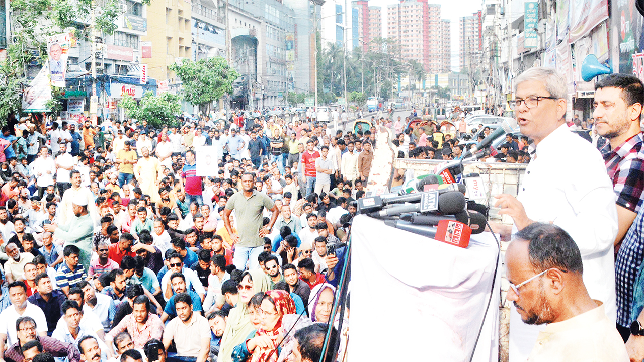 নয়াপল্টনে কেন্দ্রীয় কার্যালয়ের সামনে সোমবার বিক্ষোভ মিছিল-পূর্ব সমাবেশে বক্তব্য দেন বিএনপি মহাসচিব মির্জা ফখরুল ইসলাম। ছবি : কালবেলা