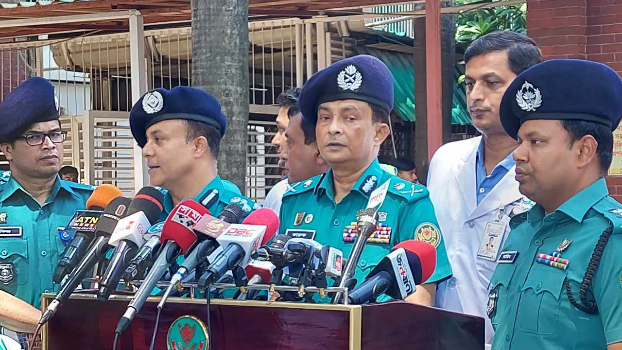 পঙ্গু হাসপাতালে কথা বলছেন ডিএমপি কমিশনার খন্দকার গোলাম ফারুক। ছবি : কালবেলা