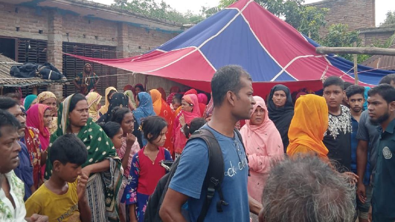 নববধূর মৃত্যুতে স্বজন-প্রতিবেশীদের ভিড়। ছবি : কালবেলা