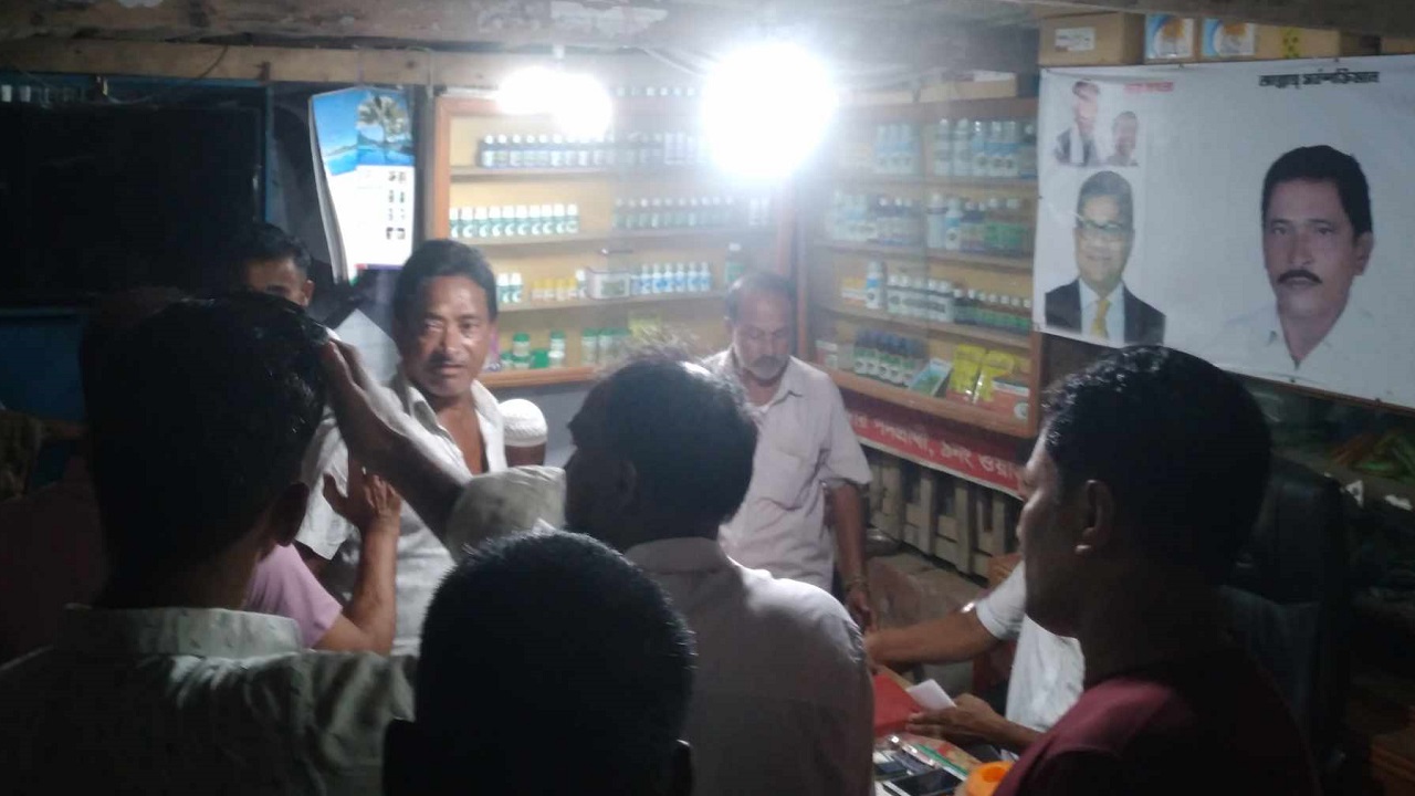 স্থানীয় শাহজাহান মেম্বারের দোকানে সালিশ বৈঠক চলছে। ছবি : কালবেলা