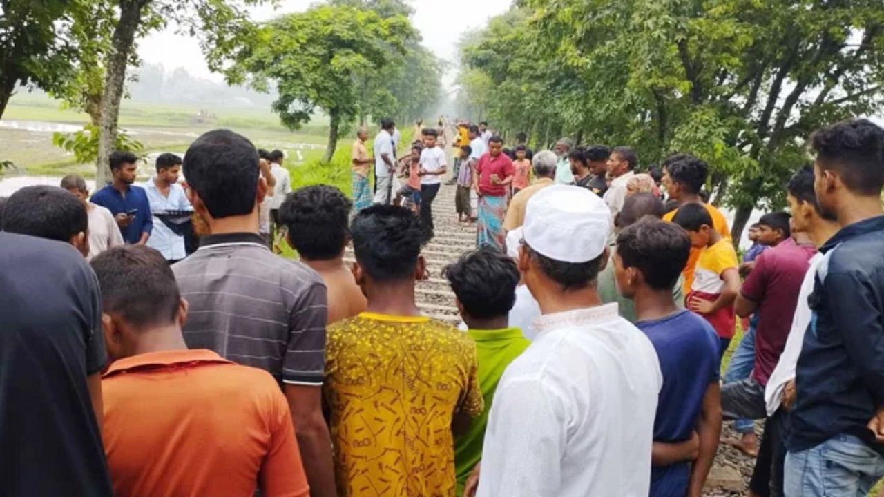 সৈয়দপুর রেলক্রসিংয়ের কাছে দুর্ঘটনাস্থলে মানুষের ভিড়। ছবি : কালবেলা