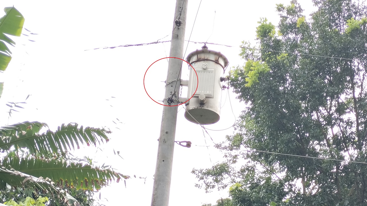 ধামরাইয়ের বালিয়া দক্ষিণপাড়া এলাকায় শিকলবন্দি করা সেই ট্রান্সফরমার। ছবি : কালবেলা