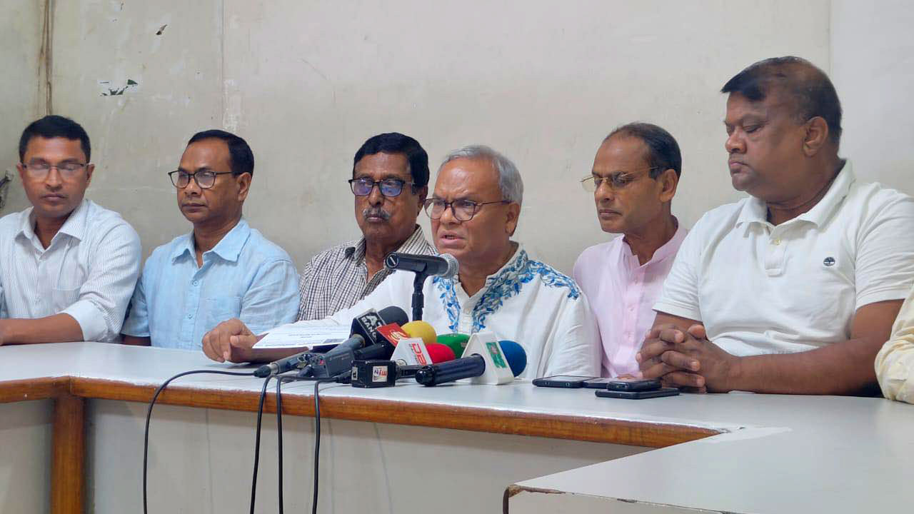 সংবাদ সম্মেলনে বক্তব্য দিচ্ছেন বিএনপির সিনিয়র যুগ্ম মহাসচিব রুহুল কবির রিজভী। ছবি : কালবেলা