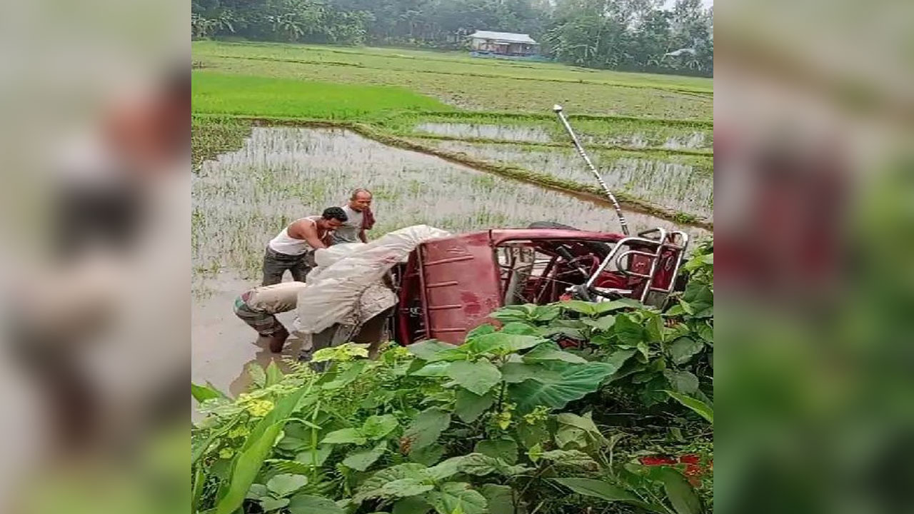 সড়ক দুঘর্টনায় কবলিত ব্যাটারিচালিত অটোরিকশা। ছবি : কালবেলা