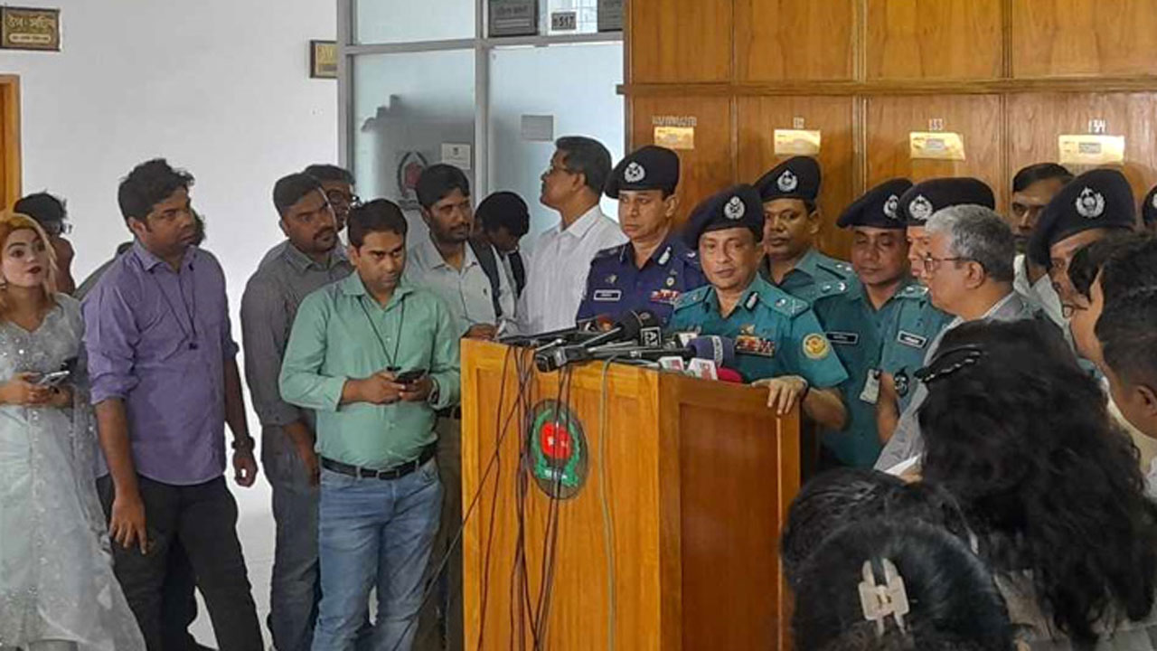 নির্বাচন ভবনে আইনশৃঙ্খলা বিষয়ক বৈঠক শেষে বক্তব্য দিচ্ছেন ডিএমপি কমিশনার খন্দকার গোলাম ফারুক। ছবি : সংগৃহীত