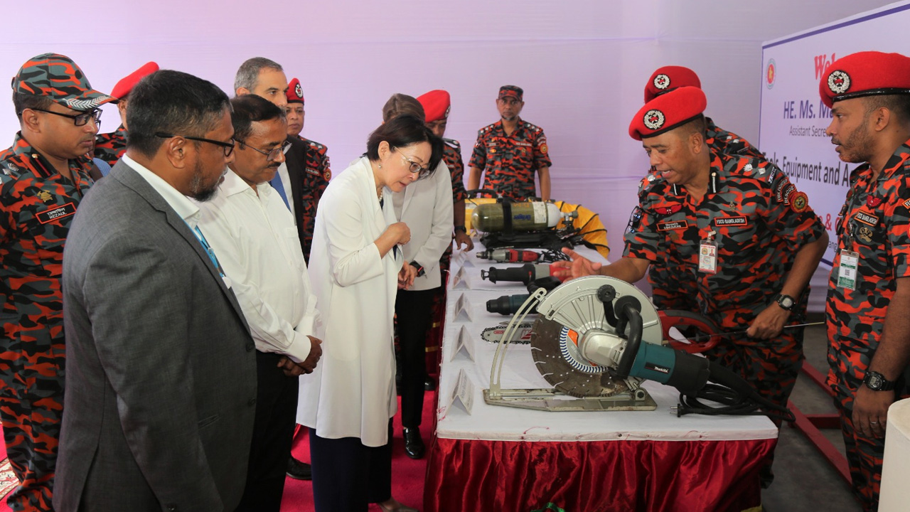 ইউএনডিআরআর প্রতিনিধিদল ফায়ার সার্ভিসের কর্মকাণ্ড পরিদর্শন করছেন। ছবি : কালবেলা