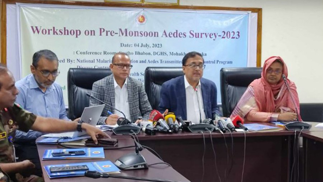 মঙ্গলবার স্বাস্থ্য অধিদপ্তরের সম্মেলন কক্ষে জরিপের তথ্য তুলে ধরেন রোগ নিয়ন্ত্রণ শাখার পরিচালক অধ্যাপক ডা. নাজমুল ইসলাম। ছবি : সংগৃহীত