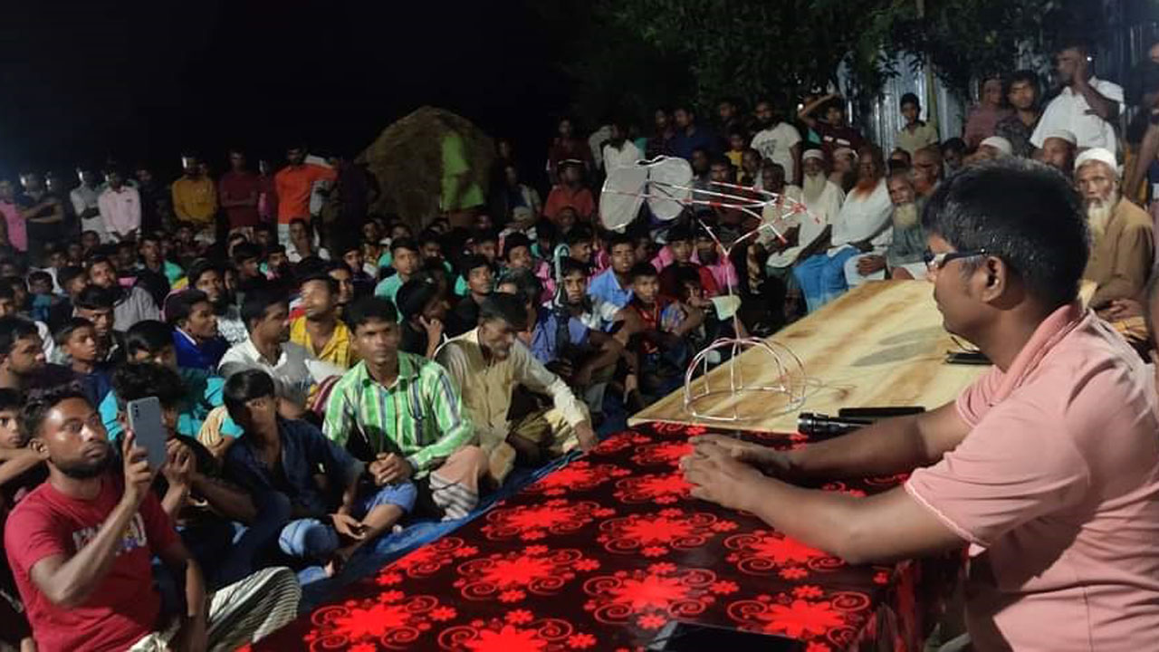 তিন ইউনিয়ন পরিষদের নির্বাচন উপলক্ষে উঠান বৈঠক করছে প্রার্থীরা। ছবি : কালবেলা