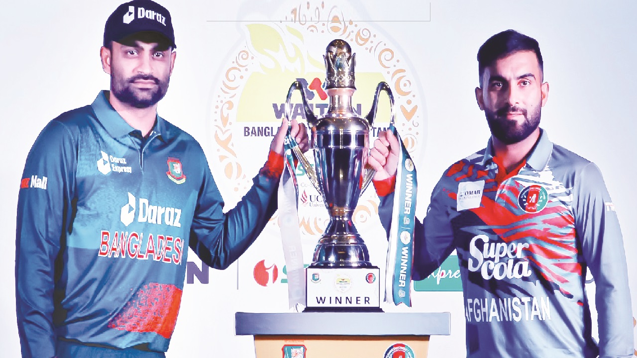 সিরিজের ট্রফির সামনে তামিম ইকবাল ও হাসমতউল্লাহ শহিদি। ছবি : সংগৃহীত