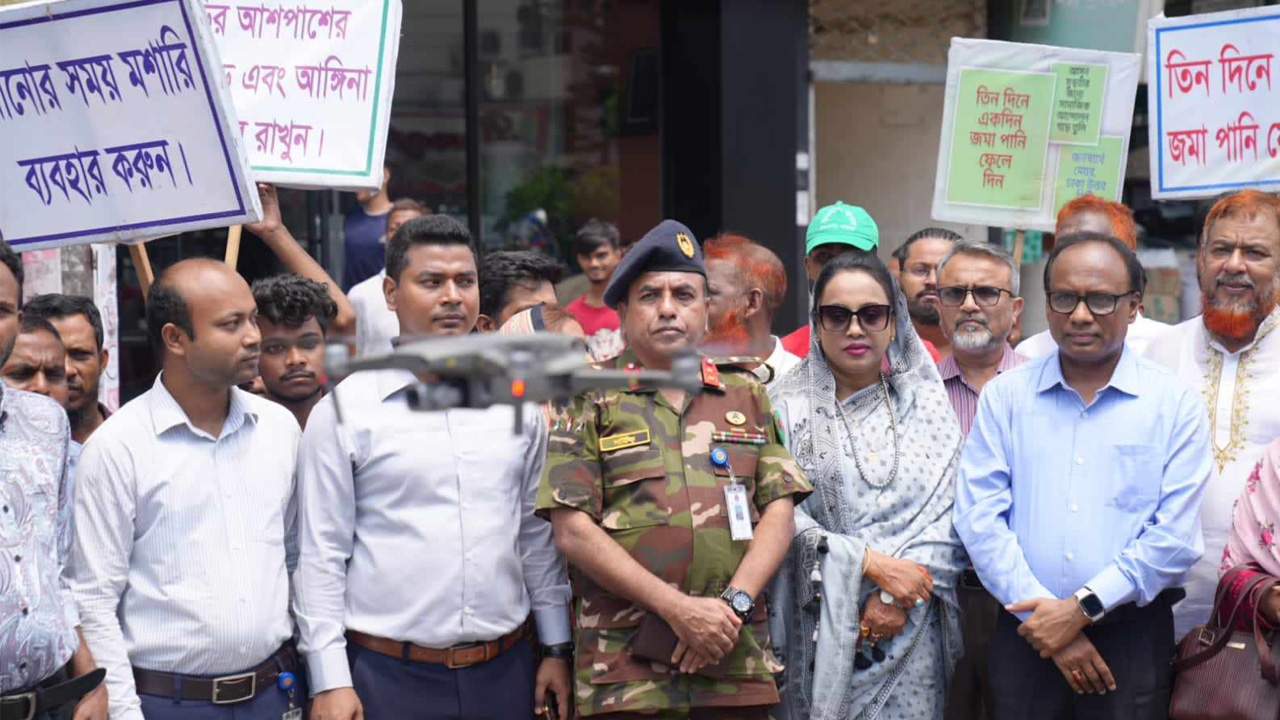 বুধবার সকালে মোহাম্মদপুরে ড্রোন উড়িয়ে মশার প্রজননস্থল চিহ্নিতকরণের লক্ষ্যে সার্ভে কার্যক্রম উদ্বোধন করে ডিএনসিসি। ছবি : কালবেলা