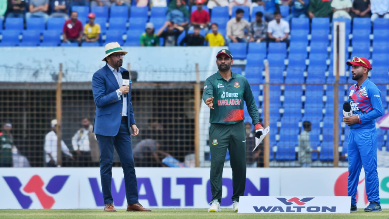 আফগানিস্তানের বিপক্ষে টসে বাংলাদেশ অধিনায়ক। ছবি: সংগৃহীত